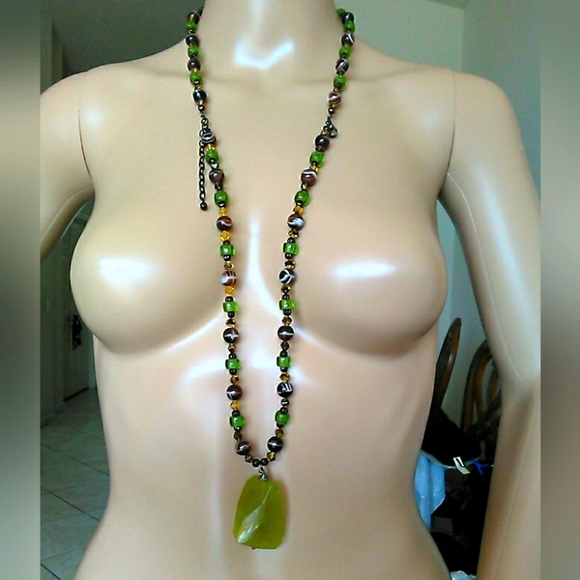 VINTAGE VERY LONG GLASS BEADED NECKLACE W/ LARGE GREEN DIAMOND CUT STONE - Picture 1 of 9